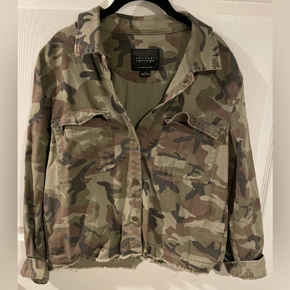 Snap front camo shirt jacket, size medium